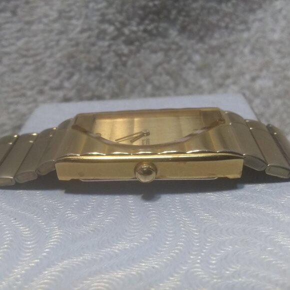 Seiko Quartz Watch Women 1F20-5K00 Half Moon Gold Bracelet New Bat Works Great !